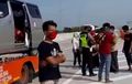 Tujuh Orang Pemudik Urusan Sama Polisi di Tol Ngawi, Aksi Ngumpet Mereka di Truk Towing Akhirnya ketahuan