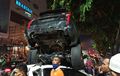 Medan Mencekam! Kecelakaan Beruntun Terjadi di Sekitar Persimpangan Lampu Merah, Honda Jazz Sampai Tertindih Mitsubishi Pajero Sport