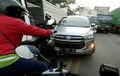 Bikers NMAX Turun dari Jok Keluarkan Kata-kata Keras, Hadang Sopir Innova yang Serobot Jalan