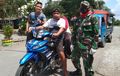 Tingkah Unik Pengendara Motor, Pakai Batok Kelapa Gara-gara Tak Kebagian Masker