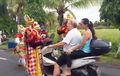 Ini Baru Kearifan Lokal, Naik Motor Enggak Pakai Masker di Bali, Bisa Langsung 'Dikeroyok' Penari Kecak!