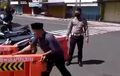 Viral! Sudah Ditutup, Eh Ada Pria Nekat Bongkar Pembatas Jalan di Depan Polisi Karena Alasan Ini