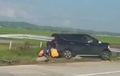 Nissan Grand Livina Diurus Polisi, Kondisi Tertusuk Pembatas Jalan Tol Hingga Tembus Kaca Belakang
