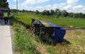 Grogi Lihat Truk Yang Disalipnya Bergoyang, Truk Penuh Muatan Ini Rebahan di Sawah