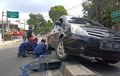 Nissan Grand Livina Didongkrak Pemadam, 40 Menit Baru Lepas Pembatas