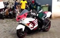 Bukan Pakai Belalang Tempur, Ksatria Baja Hitam Ini Malah Naik Kawasaki Belanja ke Pasar