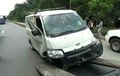 Daihatsu Gran Max Patah Roda, Pintu Melengkung, Terguling Hajar Separator Busway