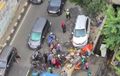 Honda CR-V Nangkring di Trotoar, Gerobak Amburadul Ditubruk, Warga Berhamburan
