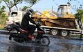 Mogok Karena Air Laut, Pengendara Dorong Motor Terjang Banjir Rob di Semarang