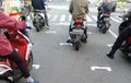 Mirip Grid Start di MotoGP, Kota Ini Terapkan Physical Distancing di Jalan Raya untuk Tempat Motor Berhenti