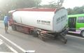 Truk Tangki Ngesot di Jalanan Bikin Macet, Roda Belakang Kandas, As Roda Patah