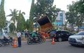 Truk Peti Kemas Isi Kelapa Terbalik Sampai Tutup Badan Jalan, Surat Kelaikan Jalan Dipertanyakan