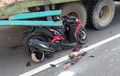 Yamaha Xeon Tertekuk, Setang Ambyar Mencacap Kolong Truk, Pengendara Tewas