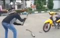 Beredar Video Pengendara Motor Menghancurkan Knalpot Brong Miliknya, Begini Kata Polisi