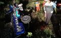 Byurrr! Ratusan Ikan Kembali ke Habitat Usai Sopir Pikap Kaget Disalip Truk