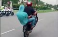 Viral! Pengendara Honda BeAT Nekat Standing di Depan Polisi, Begini Endingnya