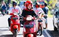Lincah, Inilah Aksi Bupati Klaten Riding Pakai Vespa Bagikan Sembako