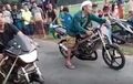 Ada Kakek-kakek Racing 'Nangkring' Kawasaki Ninja 150 Drag, Ikut Balapan Apa Cuma Numpang Foto?
