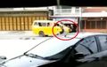 Preman Jagoan Pungli Marah-marah, Mobil di Depan Toko Jadi Korban Hantaman Batu