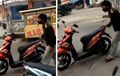 Juru Parkir Pengendali Motor, Cukup Satu Tangan Bisa Bikin Motor Nurut Sama Dia