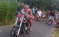 Kakek Racing Gak Mau Kalah Sama yang Muda, Ninja 2-tak Dibawa Seretan di Trek Lurus Pinggir Sawah, Bikin Geleng-geleng
