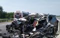 Kijang Innova Nyaris Tak Berbentuk Usai Hantam Truk di Kecepatan Tinggi, Dua Orang langsung Tewas di TKP