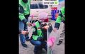 Viral Driver Ojol Cewek Dapat Kejutan dari Rekan Ojekers, Sudah 5 Tahun Ngojek, Dikenal Sebagai Ibu 3 Anak yang Tangguh