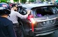 Mencekam! Mitsubishi Pajero Dikejar Belasan Pengendara Motor, Pengemudinya Babak Belur dan Berdarah 