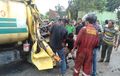 Truk Keluar Parkiran Disambut Truk Tangki Lewat, Sopir Tersiksa Digencet Bodi yang Ringsek