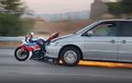 Susah Dicerna Kepala, Gimana Ceritanya Honda CBR1000RR Ini Nyangkut di Kap Mesin Mobil, Diseret Berkilo-kilometer!