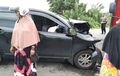 Daihatsu Xenia Gagal Nyalip, Ruang Mesin Terkoyak, Hajar Truk Dari Arah Lawan