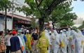 Video Detik-detik Ratusan Warga Cegat Ambulans dan Ambil Jenazah Covid-19