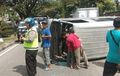 Menyalip Ada Aturannya Pak! Nekat Menyalip dari Kiri Sopir Isuzu Elf Kaget Ada Mobil Lain hingga Banting Setir dan Terguling 
