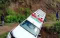 Ford Ranger Ambulans di Bibir Jurang, Roda Salah Injak, Nyaris Terjungkal
