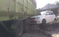 Dump Truck Rem Blong Sambar Enam Kendaraan, Toyota Rush Plat Merah Sampai Nemplok di Kolong Bak