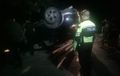 Honda CR-V Dipacu Kencang, Tabrak Tiang Lampu, Posisi Rebah Hadap Langit