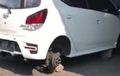 Daihatsu Ayla Mendadak Ngambang, 4 Roda Ditukar Batu Ganjalan Sama Maling