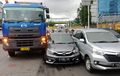 Honda Brio Lecet Tak Berkutik, Bodi Kanan Dipepet Truk, Kiri Dijepit Avanza