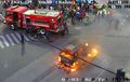 Sopir dan Penumpang Panik Berhamburan Keluar, Angkot Terbakar di Tengah Jalan Jadi Tontonan