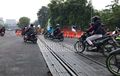 Street Manners: Jangan Asal, Begini Cara Aman Lewati Perlintasan Kereta Api yang Licin