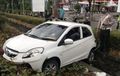 Honda Brio Nyelonong Loncati Selokan, Pengemudi Injak Pedal Gas Saat Tolong Cucu