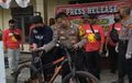 Sepeda Lebih Menggoda, Maling Ini Lebih Pilih Angkut Sepeda Daripada Motor di Sebelahnya
