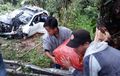 Toyota Avanza Rem Tak Berfungsi, Terobos Pembatas Hajar Pohon, Teronggok di Tebing Jurang