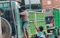 Truk Melintas Dinaikin, Tukang Palak Maksa Minta Uang, Sehari Dapat Rp 80-90 Ribu