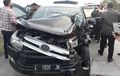 Kijang Innova Ajudan Kapolda Jatim Terbelah, Pecah Ban Hajar Bus, Pria Berseragam Polisi Dipapah Keluar