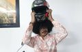 Rambut Kribonya Oversize, Ini Trik Eddi Brokoli Pilih dan Pakai Helm
