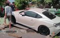 Toyota 86 Jebol Pagar Monumen TNI, Roda Depan Nangkring di Atas