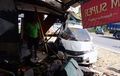 Honda Jazz Porak porandakan Toko Onderdil, Tiang Beton Tembus Kaca, Sambar Enam Motor