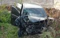 Toyota Calya Terkoyak, Tembus Pembatas Jalan, Bodi Depan Terkelupas