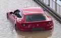 Jalan Raya di Inggris Kebanjiran, Ada Ferrari FF yang Ikut Terendam Nih